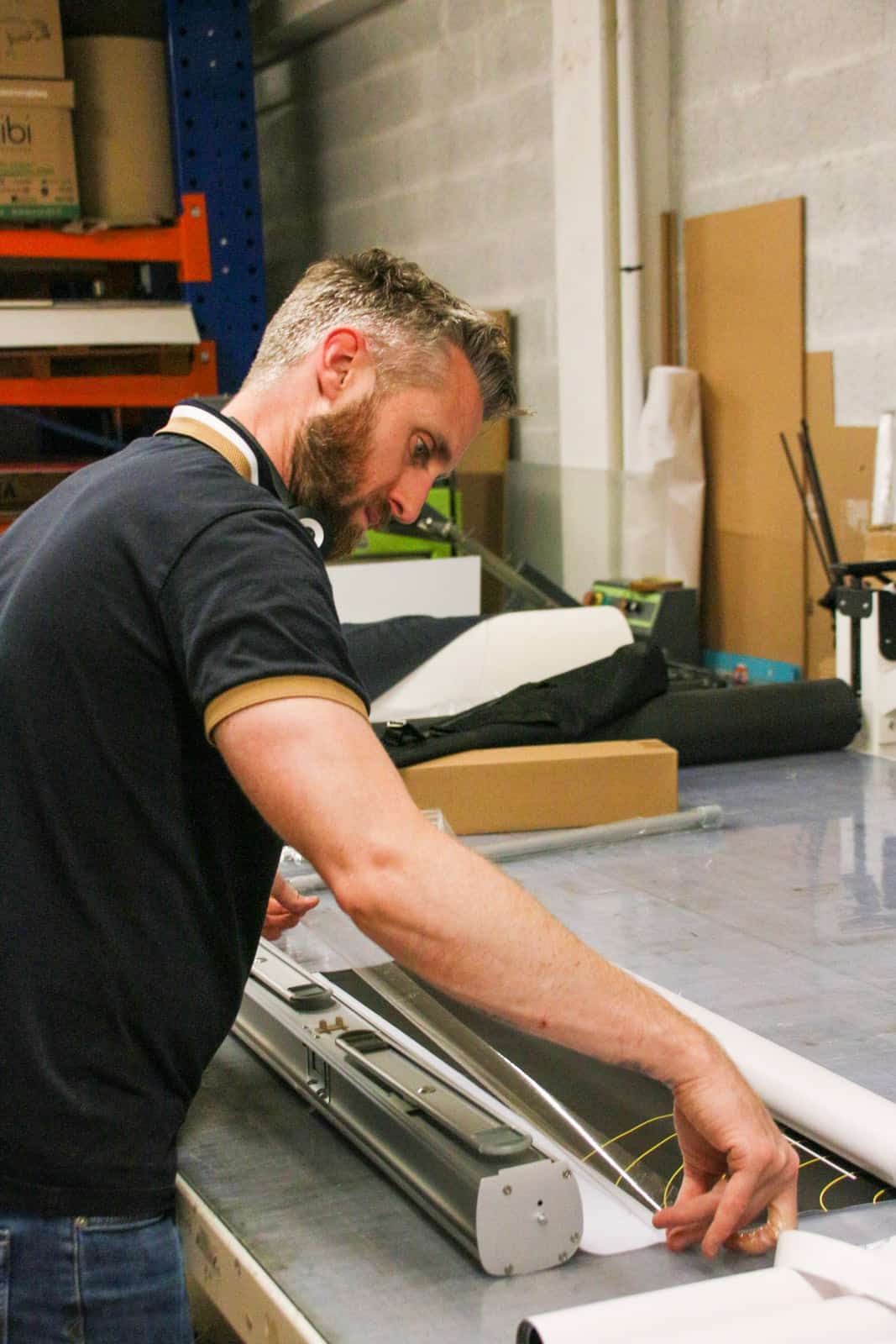 Montage d’un roll-up à l’atelier