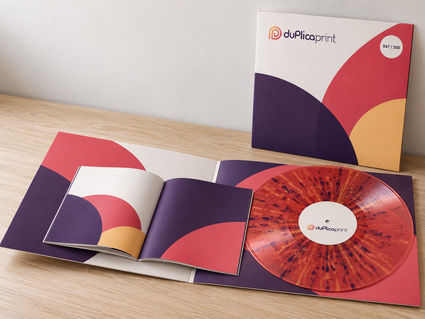 Pochette gatefold ouverte avec un livret et un disque splatter rouge, pochette numérotée en arrière-plan