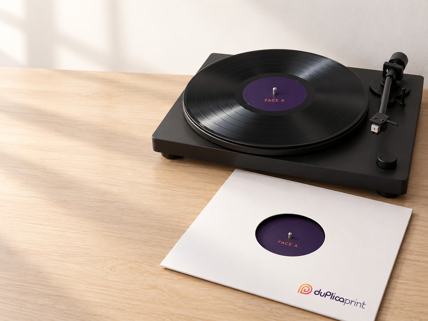 Platine avec un disque noir à label violet, pochette blanche du même disque posée devant