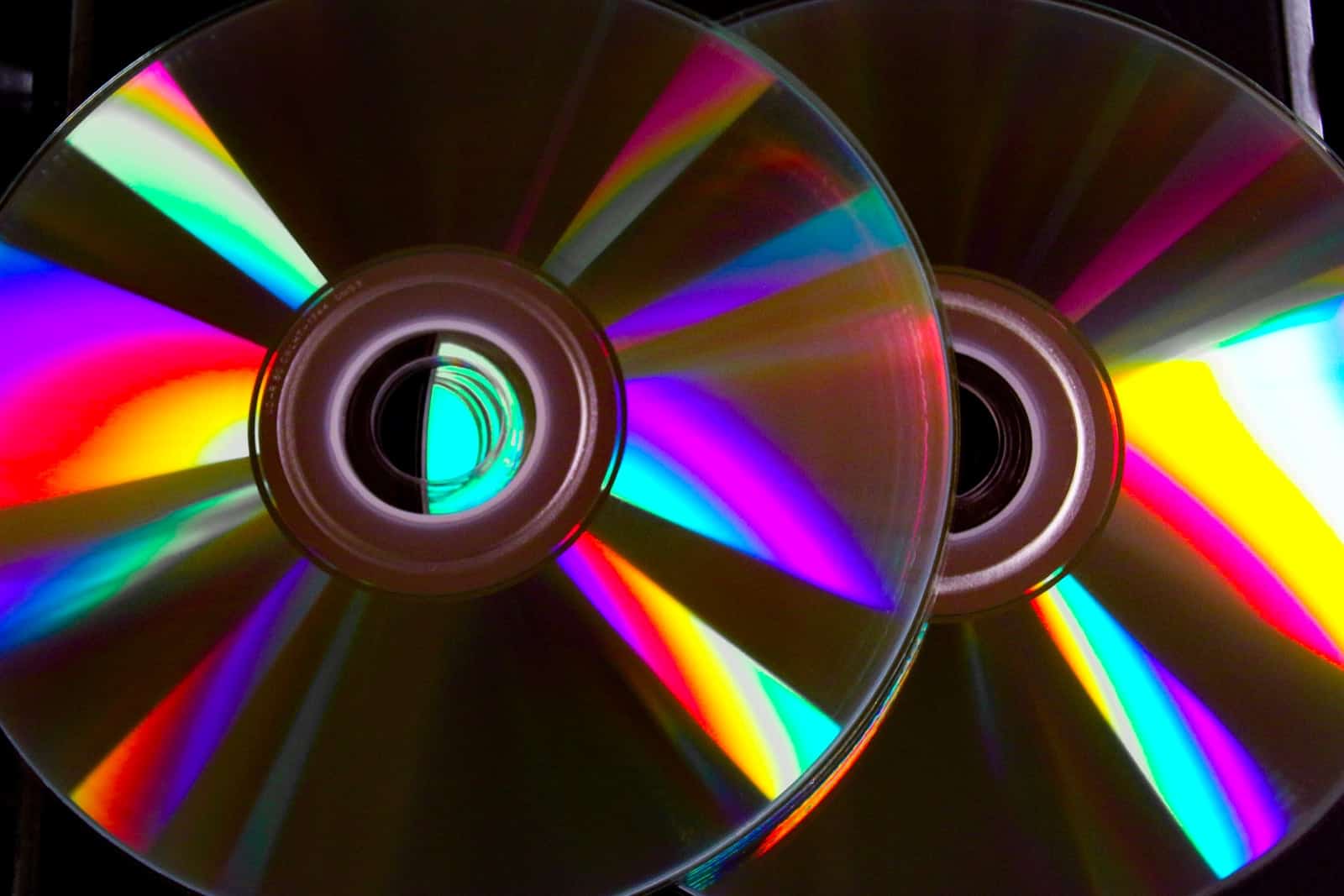 Disques gravés aux reflets irisés
